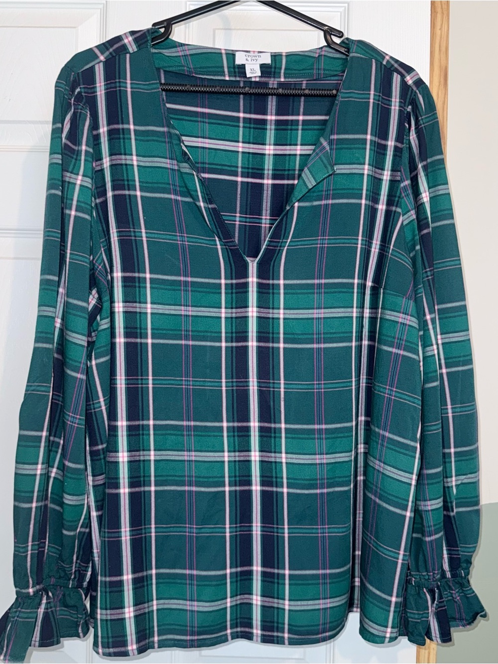 crown & ivy Green Plaid V-Neck Long Sleeve Blouse